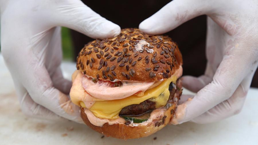 Врач предупредил любителей фастфуда о риске из-за коронавируса