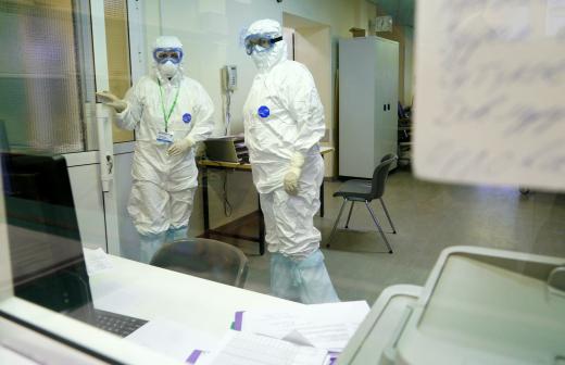 За стеклом: «Известия» посетили отделение для пациентов с COVID-19